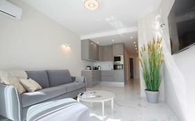 Luxury Apartments In First Beach Line With Pool